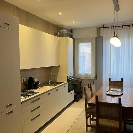 In Arona, Olivia's 100mt Dal * Arona